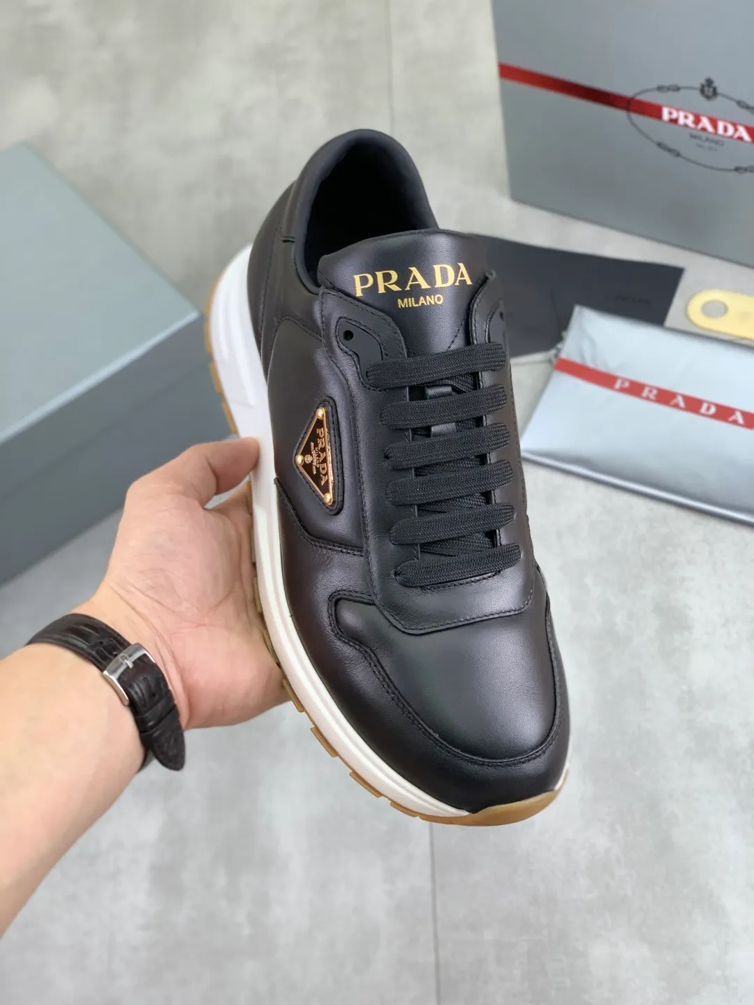 Men's shoes 💰P540 new (higher version) new PRADA (Prada) classic models are on the market at the same time, new men's shoes, 😘fabrics are selected from original imported calfskin. First layer of imported cowhide lining. The original version is awesome! 👍🏿Original open-molded non-slip PU outsole, with exquisite lines, simple and elegant, super comfortable and classy on foot, suitable for leisure travel. Code number: 38-45 (46 customized) 4️⃣ colors available
